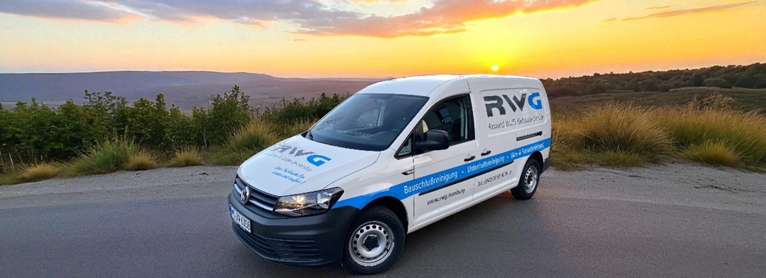 Auffällige Transporterbeschriftung für RVG Gebäudereinigung – umgesetzt von Folien Fischer Hamburg Bergedorf. Fahrzeugbeklebungen für Handwerks- und Dienstleistungsbetriebe in Hamburg, Reinbek, Geesthacht und Umgebung